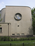 905311 Gezicht op een gedeelte van de gevel van het kerkgebouw van het Apostolisch Genootschap (Aziëlaan 155) te Utrecht.
